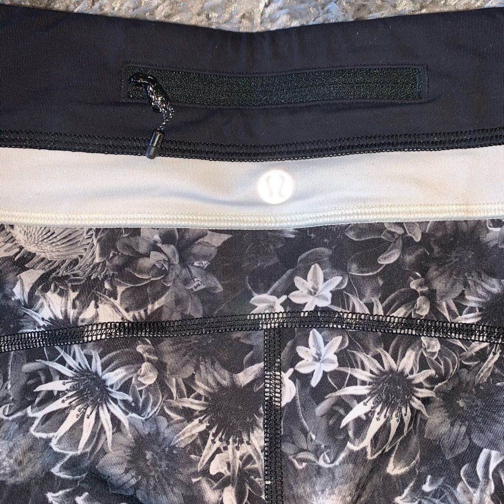 Floral Lululemon crop leggings size 4 - Picture 6 of 7